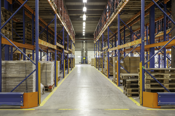 pasillo de racks industriales y cómo prevenir su colapso